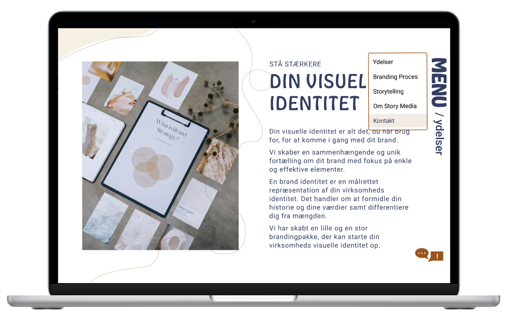 Billede af computer med Story Medias hjemmeside på forsiden