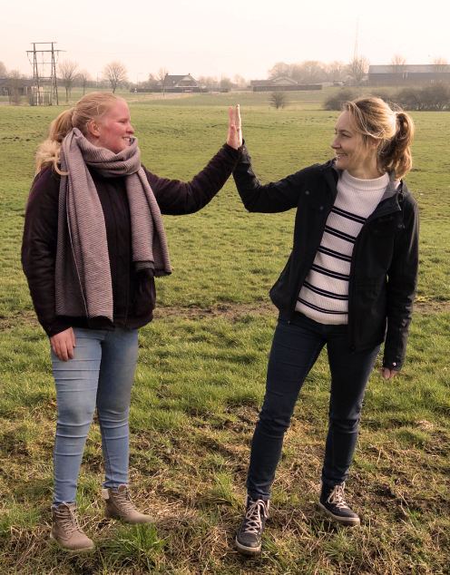 Elisabeth og maja high five